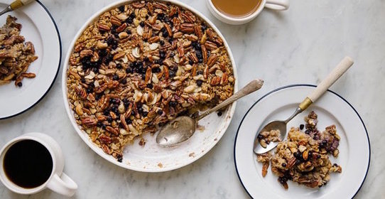 Овсянка, запеченная с черникой и орехами