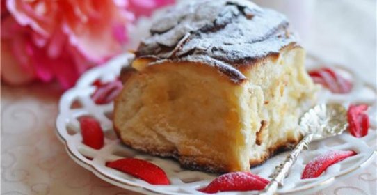 Весенние булочки с марципаном