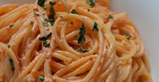 Спагетти с соусом из красного перца и козьего сыра