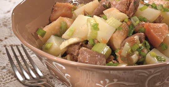 Салат из консервированного языка с мочеными яблоками