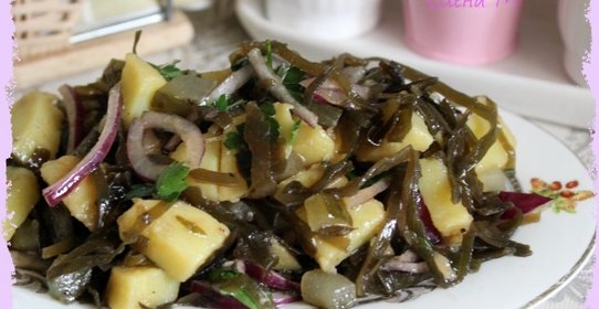 Теплый картофельный салат с морской капустой