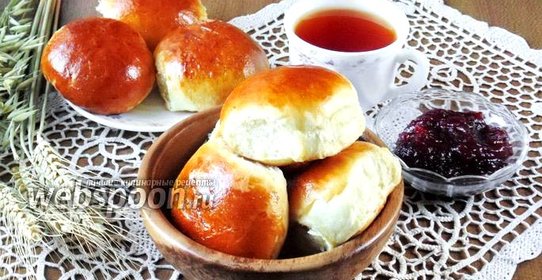 Сдобные булочки с конфитюром из слив