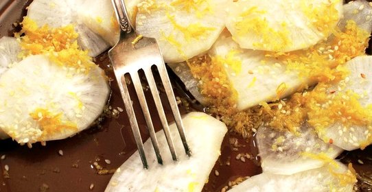 Редька дайкон, маринованная в лимонной цедре