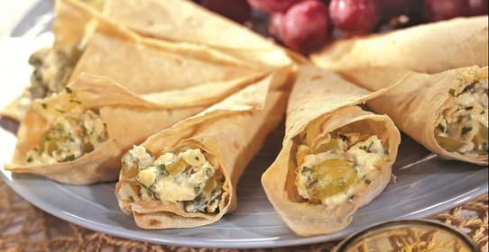 Кулечки из лаваша с сыром и виноградом