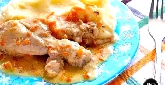 Курица в молочно-сметанном соусе с грибами