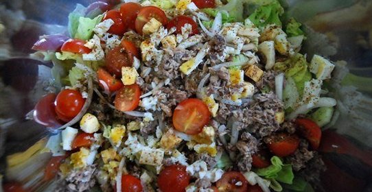 Салат с тунцом и яйцом пашот
