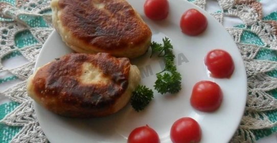 Жареные дрожжевые пирожки с рисом яйцом и луком