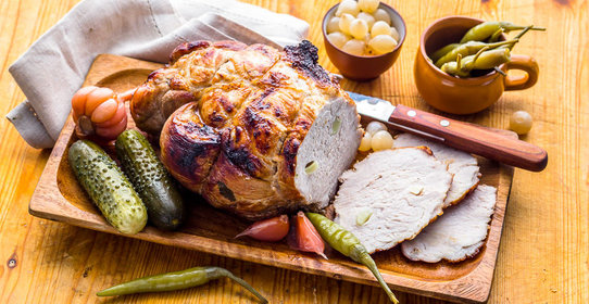 Буженина, нашпигованная чесноком, маринованная с мятой и квасом