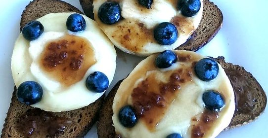 Тосты с бри, яблоками и свежими ягодами