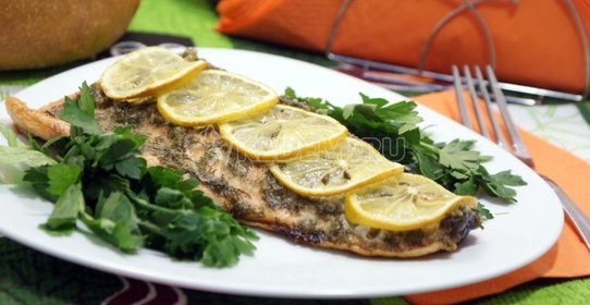 Горбуша в духовке с лимоном и зеленью