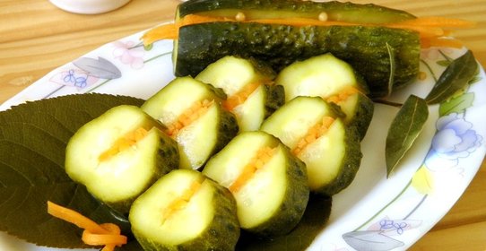 Огурцы маринованные с морковью