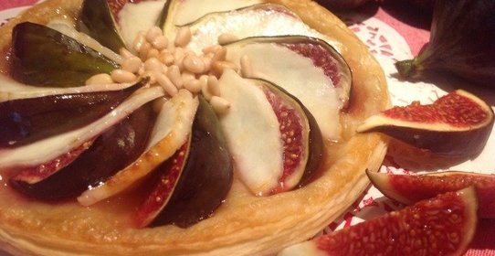 Слойки с инжиром и сыром