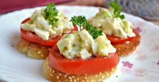 Чесночные гренки с помидорами и яично-огуречным салатом