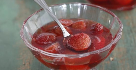 Клубничное варенье с розовой водой