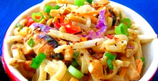 Курица с рисовой лапшой и овощами