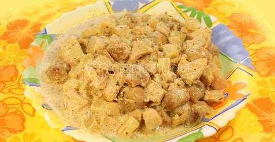 Курица тушеная с ананасом