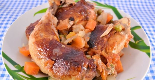 Курица запеченная с овощами, горошком и томатами