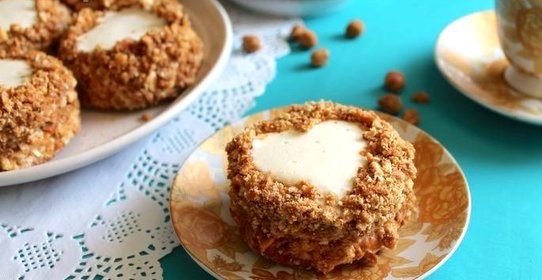 Бисквитные пирожные с орехами