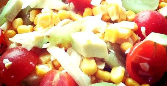 Салат из авокадо с помидорами черри и виноградом