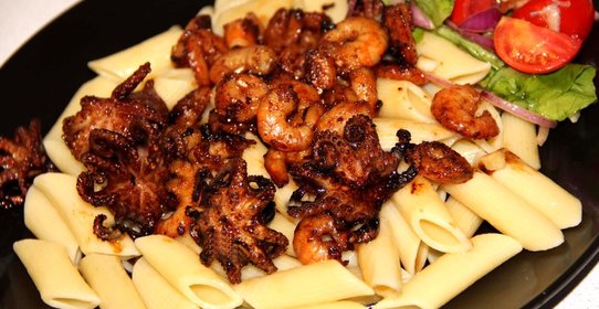 Паста с осьминогами и креветками