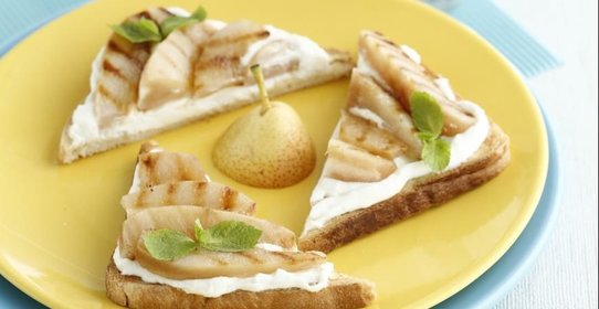 Тосты с творогом и грушами