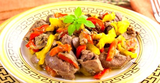 Куриная печень, жаренная с луком и болгарским перцем