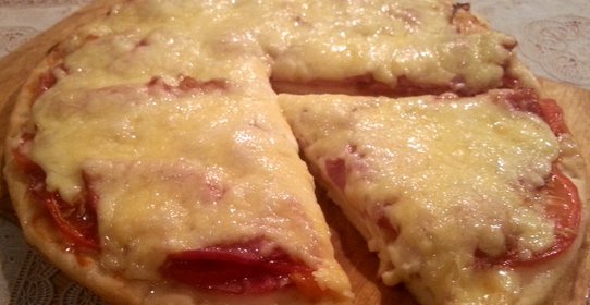 Пицца с салями и ветчиной