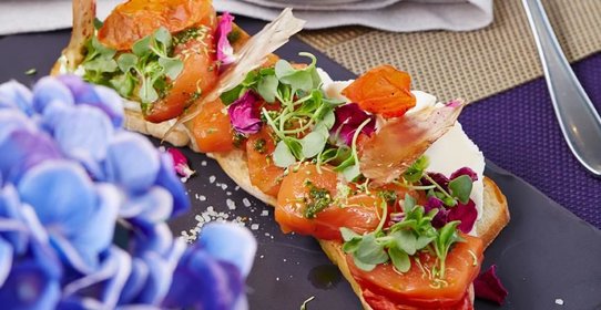 Брускетта с лососем, сливочным сыром и песто от Михаила Кукленко