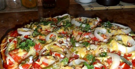 Пицца с колбасой, зеленой фасолью и оливками