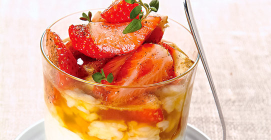 Рисовый пудинг с апельсиновым сиропом и клубникой