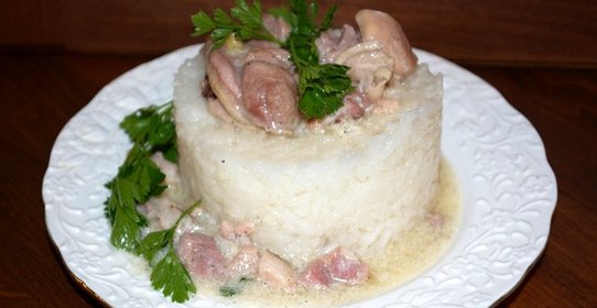 Курица в сливочном соусе с беконом