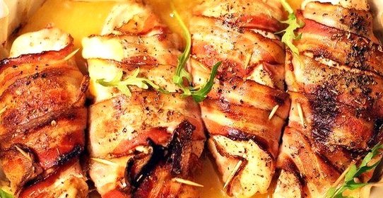 Куриное филе, запеченное с томатами, беконом и сыром