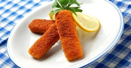 Рыбные палочки из лосося в золотистой корочке из сухарей и пармезана