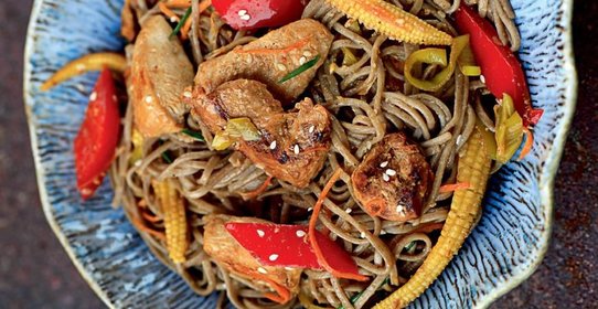 Лапша с цесаркой и овощами в воке