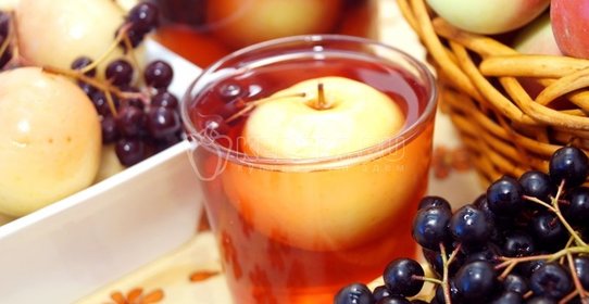 Компот из яблок и черноплодной рябины