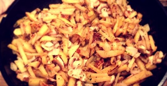 Жареная картошка с грибами и луком