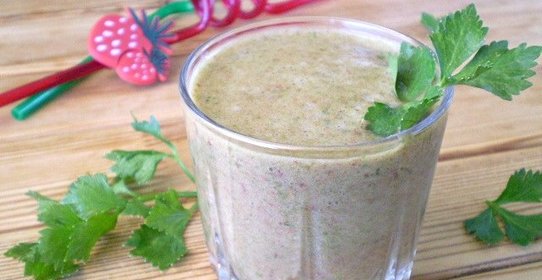 Зеленый коктейль с клубникой