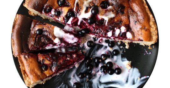 Творожный пирог с черной смородиной