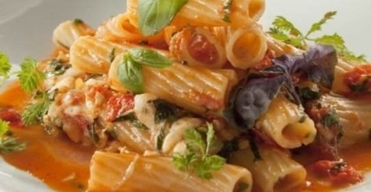 Тортильони в неаполитанском соусе с моцареллой