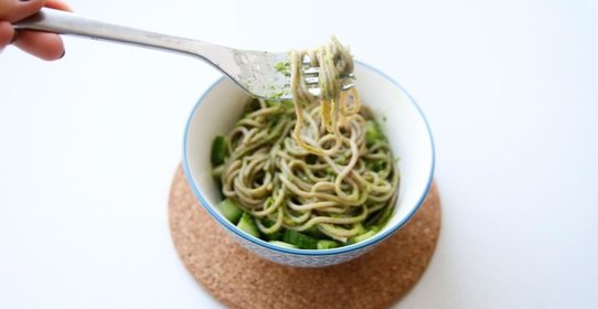 Лапша соба с зеленым соусом