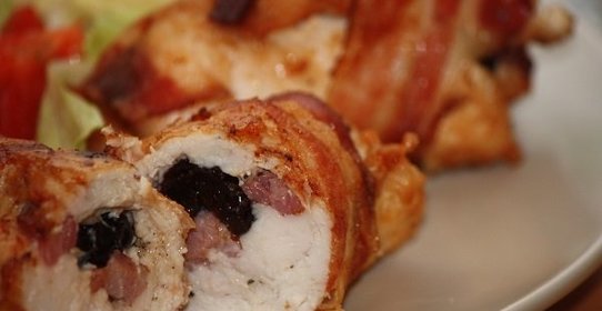 Рулет из индейки с черносливом