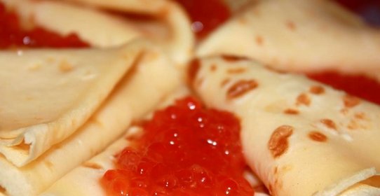 Блины на кефире с красной икрой