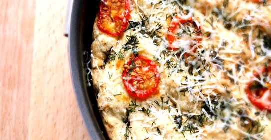 Фокачча с томатами черри, укропом и сыром маасдам