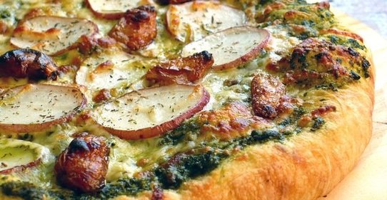 Быстрая пицца с картофелем и соусом песто