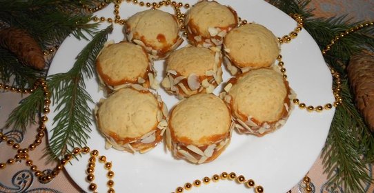 Печенье с вареной сгущенкой и миндальными лепестками