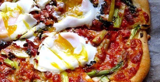 Пицца со спаржей и яйцами