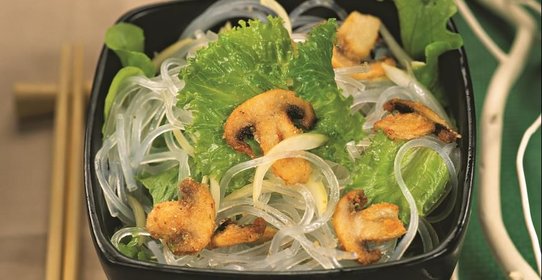 Грибы в сухарях с рисовой лапшой и салатом фризе