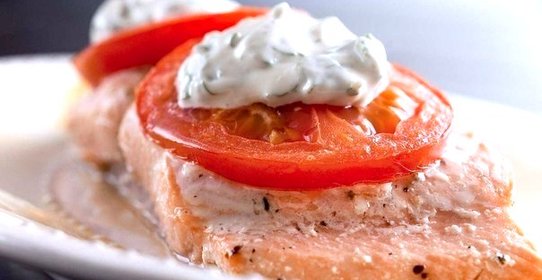 Горбуша, запеченная в сметанно-грибном соусе