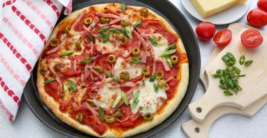 Пицца с ветчиной и оливками