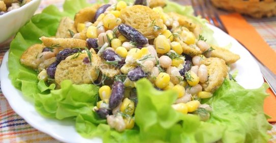 Салат с фасолью и сухариками